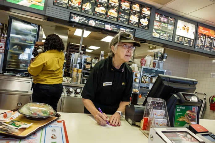 redes de fast food apelam para idosos nos EUA