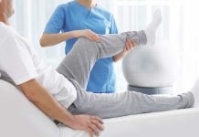 Fisioterapeuta em atendimento